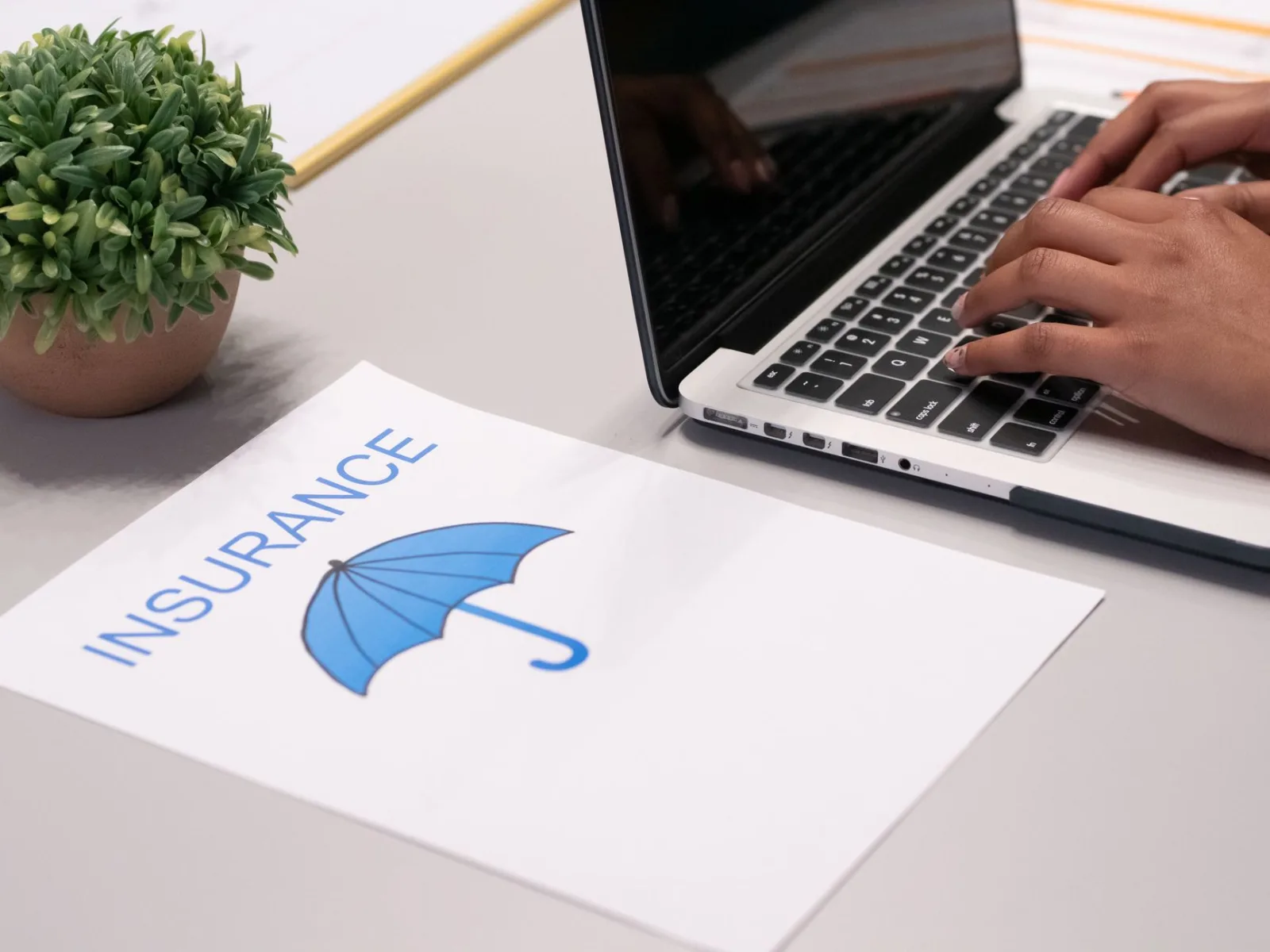 Contrat d'assurance habitation sur un bureau